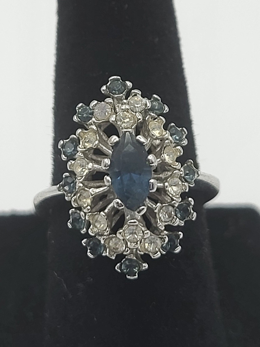 Classic Blue And White Cluster Ring - Chunky . Size 6